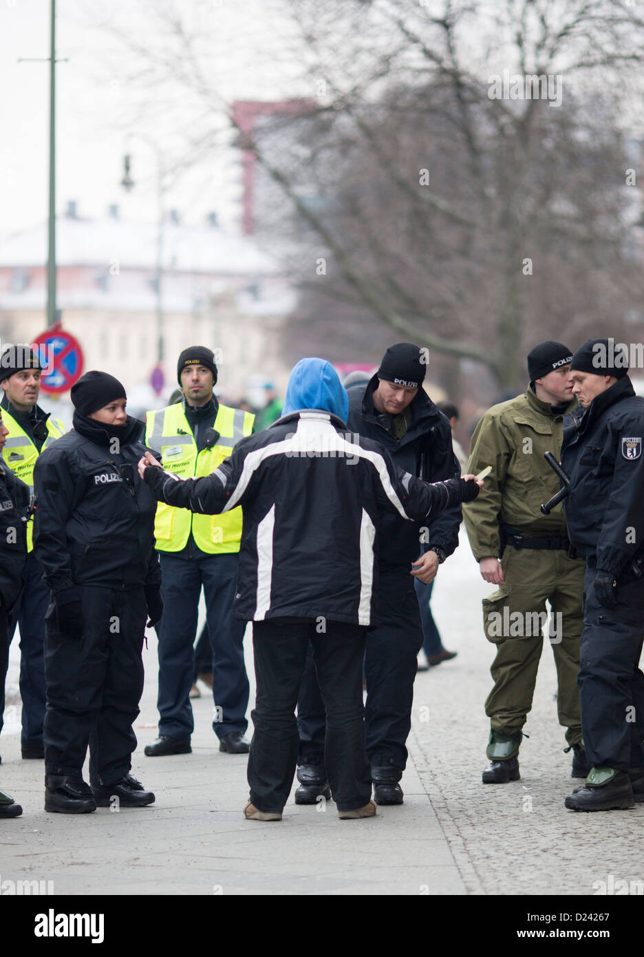 Salafist partecipanti sono ricercati da funzionari di polizia prima di un incontro di salafist a Berlino, Germania, 13 gennaio 2013. Dopo la salafists non erano ammessi a soddisfare a Kreuzberg hanno affittato una stanza in Neukoelln. In sede di convenzione, diversi leader salafist sono a parlare. Allo stesso tempo, il partito nazionalista e anti-partito islamico 'Pro Deutschland " ("Pro Germania') terrà un contatore-dimostrazione con circa 15 partecipanti. Foto: Florian Schuh Foto Stock