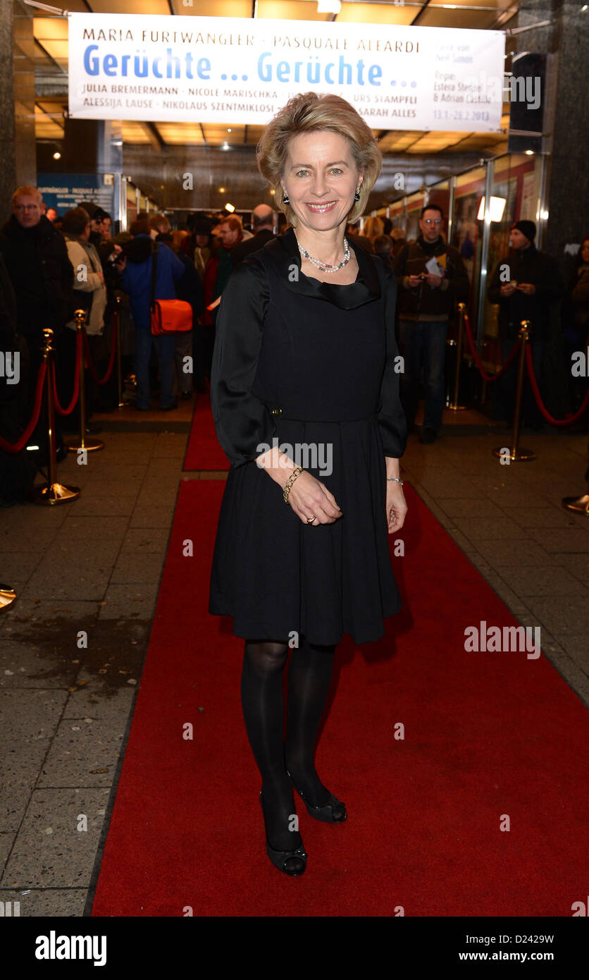 Il Ministro tedesco del lavoro e degli affari sociali, Ursula von der Leyen arriva per la prima assoluta di "Geruechte... Geruechte...' (lit. "Rumors... rumors...") al Theater am Kurfürstendamm di Berlino, Germania, 13 gennaio 2013. Foto: Britta Pedersen Foto Stock