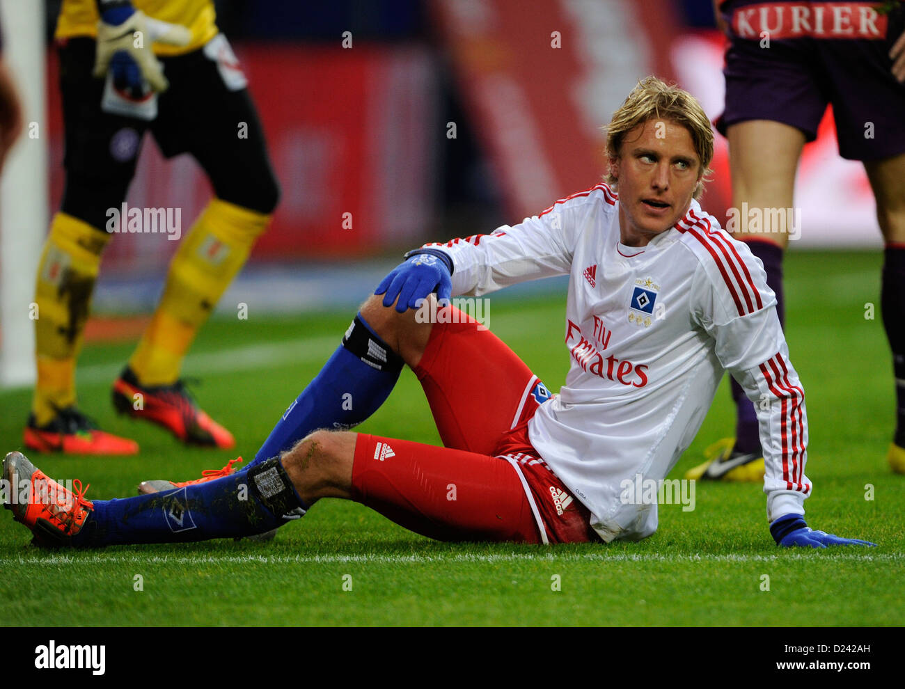 Amburgo Per Ciljan Skjelbred siede sulla terra durante il soccer friendly Hamburger SV vs FK Austria Wien a Imtech Arena di Amburgo, Germania, 12 gennaio 2013. La partita è finita 2:0. Foto: Axel Heimken Foto Stock