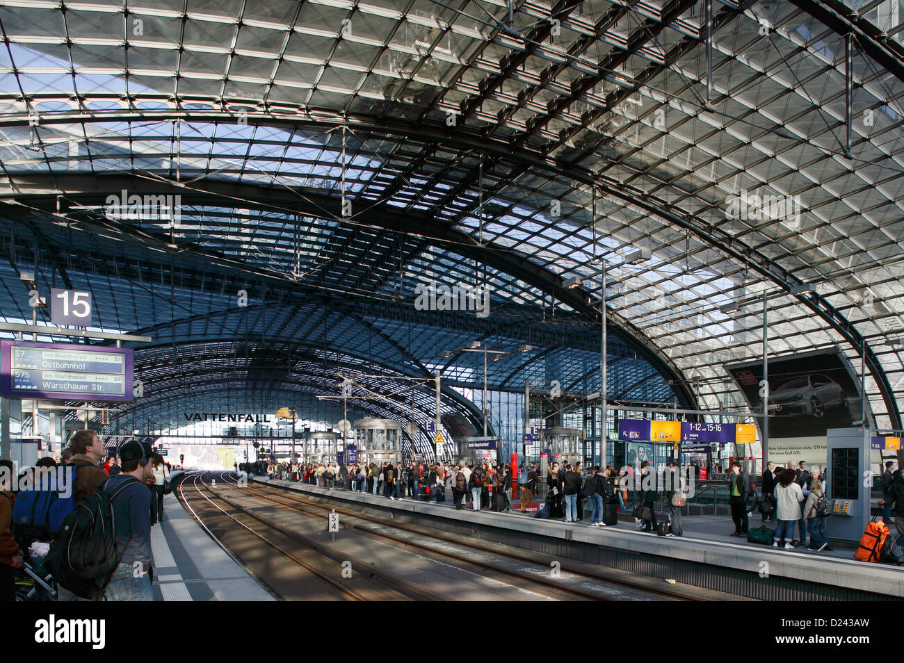 Berlino, Germania, nella stazione centrale di ritardo del treno Foto Stock