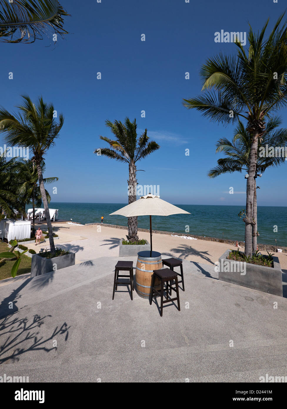 Scena tropicale che si affaccia sul mare con palme e ombrelloni. Tailandia hotel resort SUDEST ASIATICO Foto Stock
