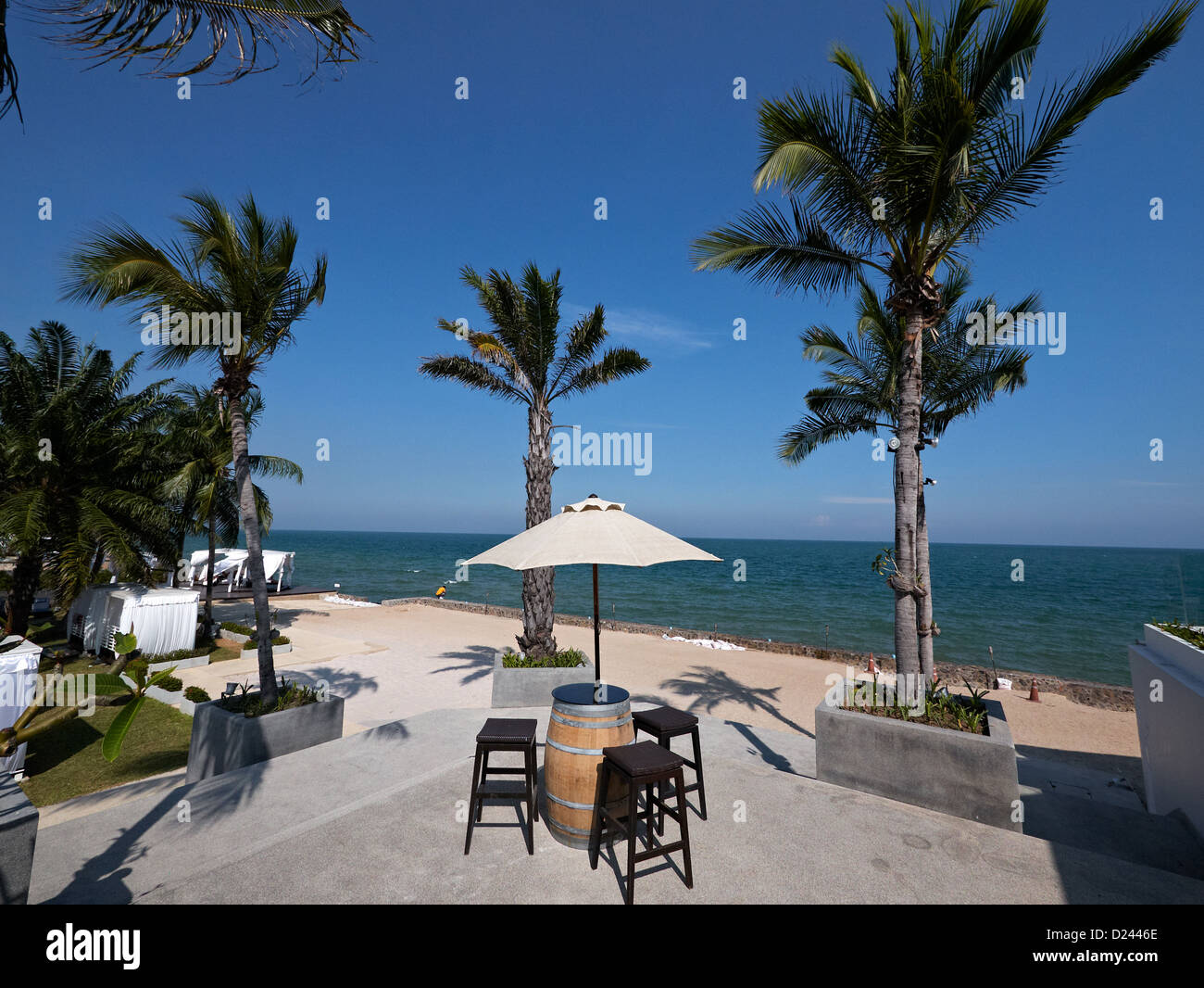 Scena tropicale che si affaccia sul mare con palme e ombrelloni. Tailandia hotel resort SUDEST ASIATICO Foto Stock