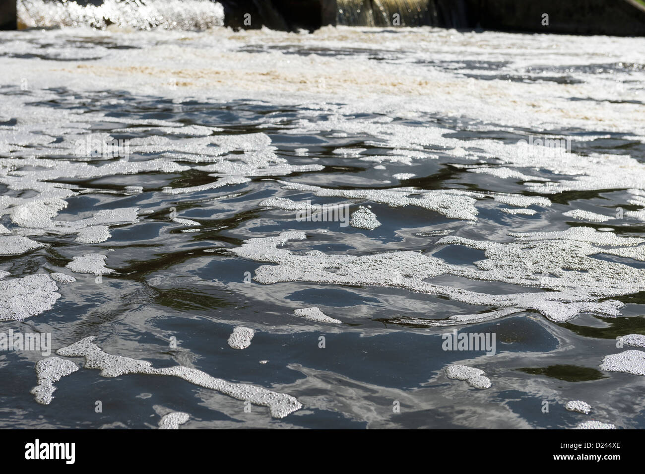 Inquinamento di schiuma - Weir sul Fiume Great Ouse, Eaton Socon, England Regno Unito. Foto Stock