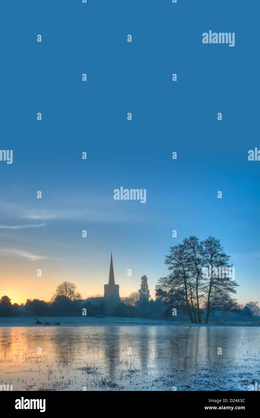 Inverno sfondo con chiesa a sunrise Foto Stock