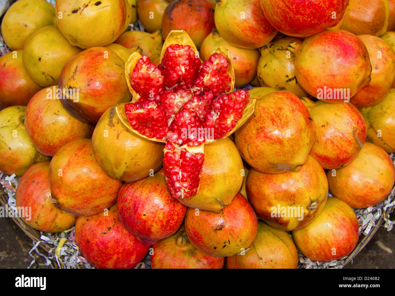 Taglio fresco MELOGRANO NEL MERCATO DI MYSORE INDIA Foto Stock