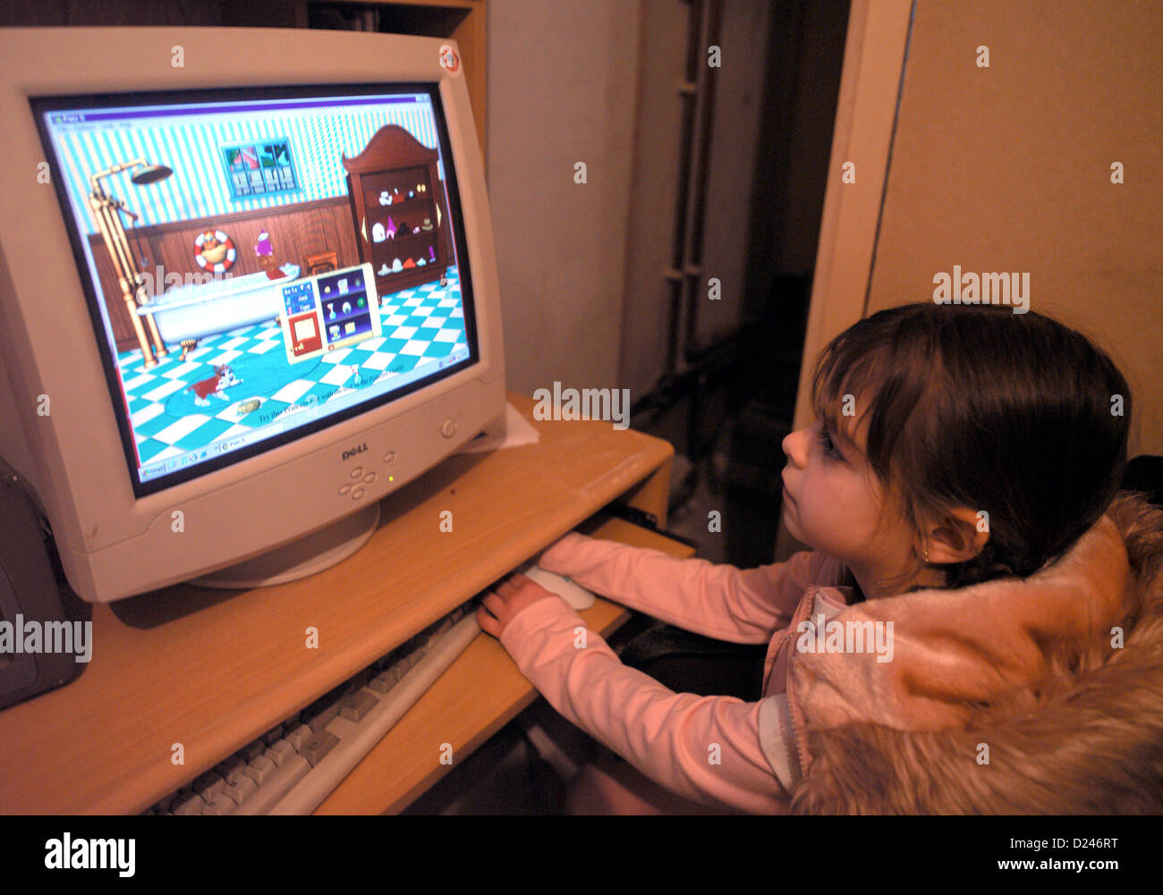 8 anno vecchia ragazza la riproduzione di giochi per computer Foto Stock