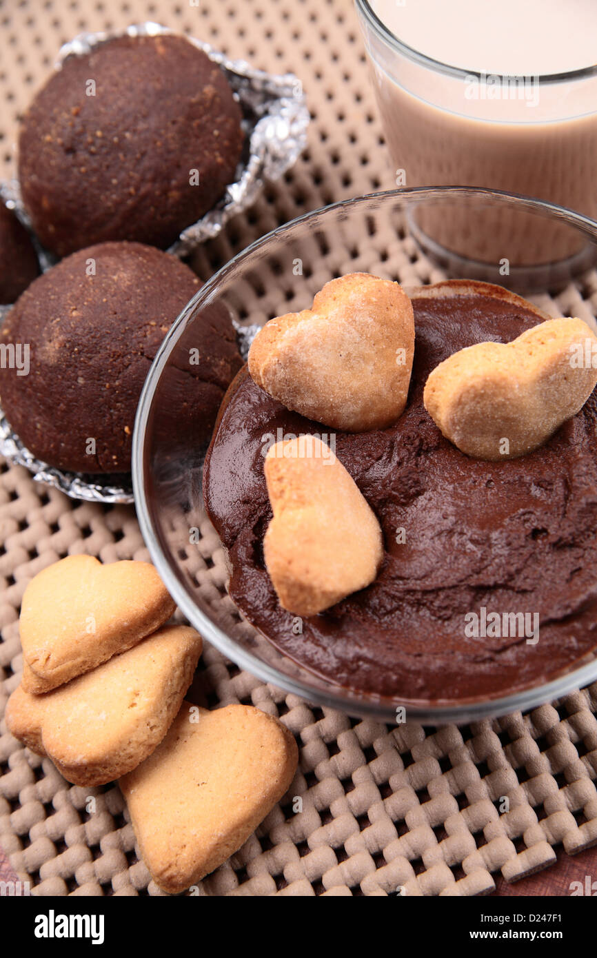 Torte al cioccolato, biscotti, cacao e crema di cioccolato Foto Stock