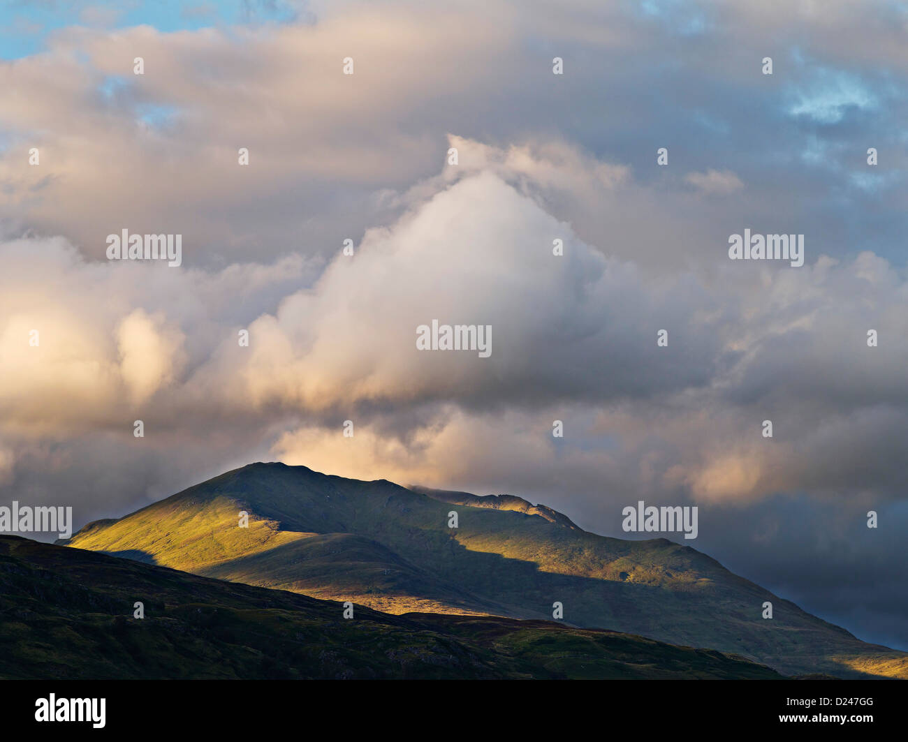 Illuminazione drammatica sul Ben Lawers gamma sotto un cielo di sera con soffici nuvole Foto Stock