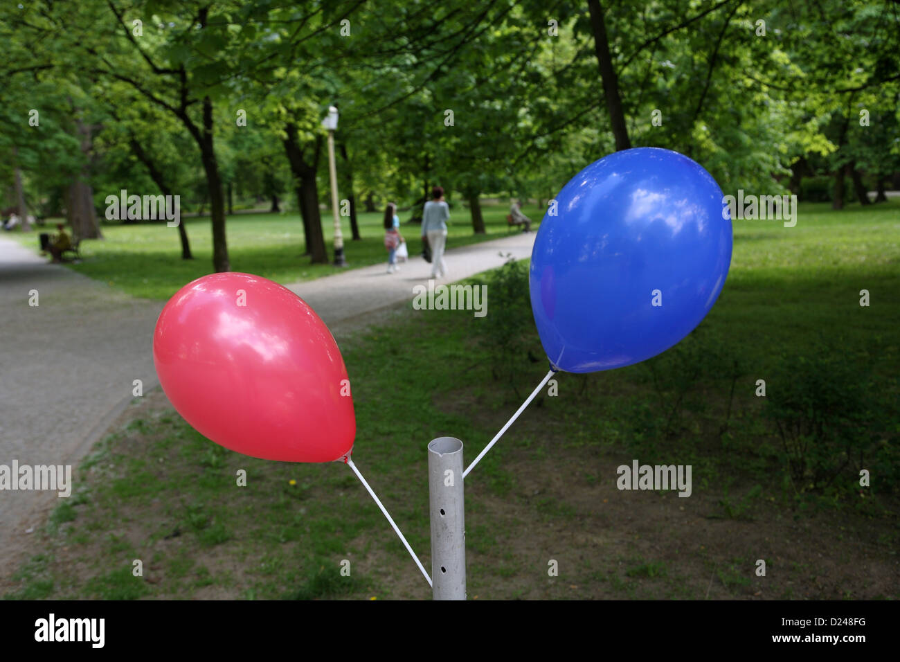 Kalisz, Polonia, due palloncini nel parco Foto Stock