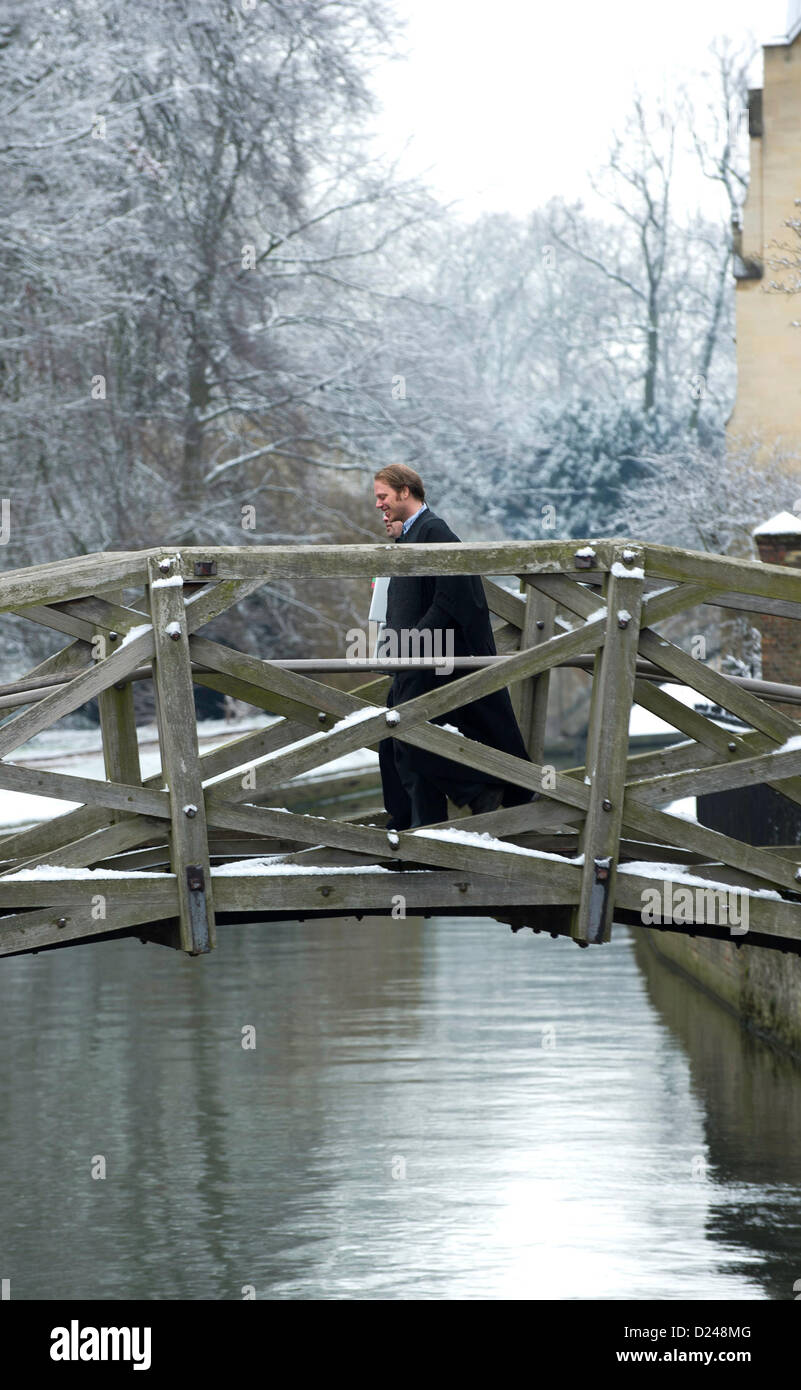 Cambridge, Regno Unito. 14 gennaio 2013. I membri dell'università attraversando il ponte mathmatical in Cambridge oggi dopo la mattina la caduta di neve. Credito: JAMES LINSELL-CLARK / Alamy Live News Foto Stock
