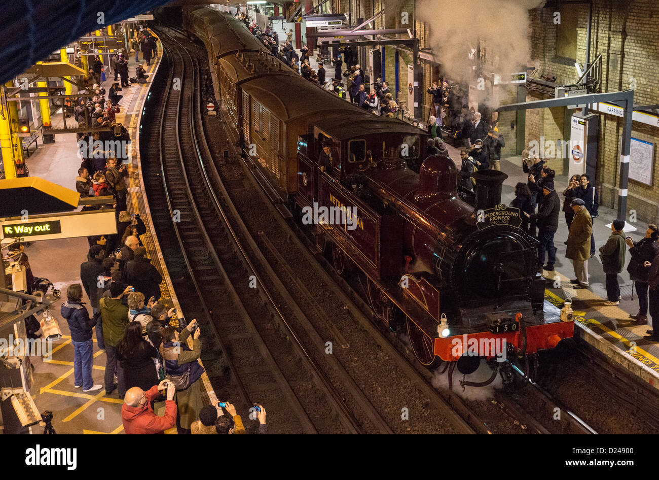 Metropolitan No.1 locomotiva a vapore funzionante a 150 anni della metropolitana di Londra di speciale nella stazione di Farringdon. Foto Stock