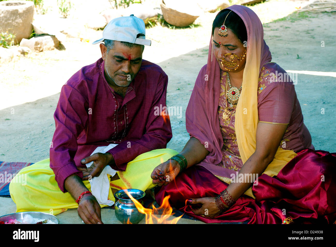 Sposa e lo sposo,giovane,abito da sposa abito,,donne,l'uomo,coppia sposata,cultura tradizionale,cultura indiana,l induismo,tipica indiana. Foto Stock