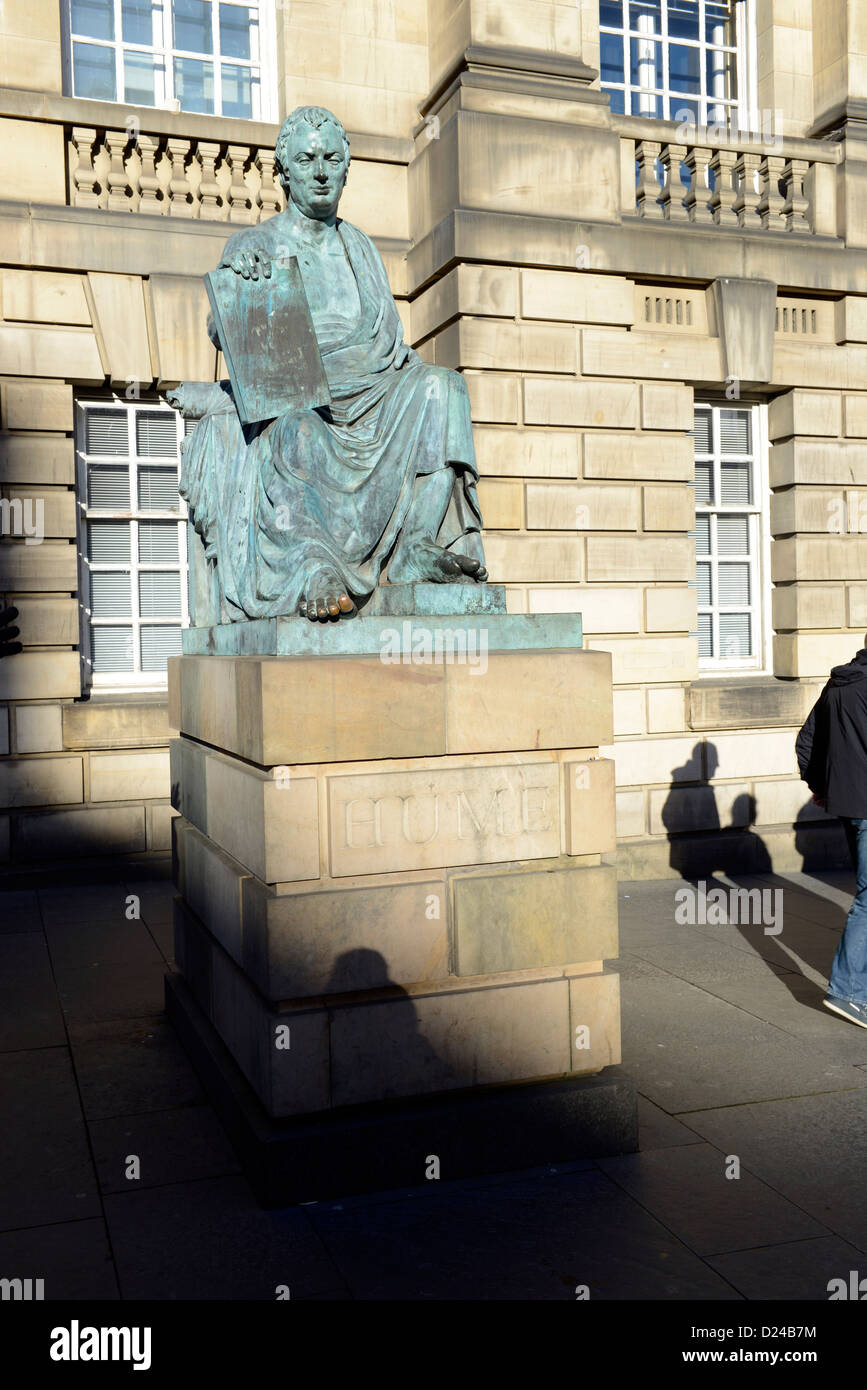 Statua del filosofo David Hume, dello scultore Alexander 'sandy' Stoddart. High Street, Royal Mile di Edimburgo, Scozia Foto Stock
