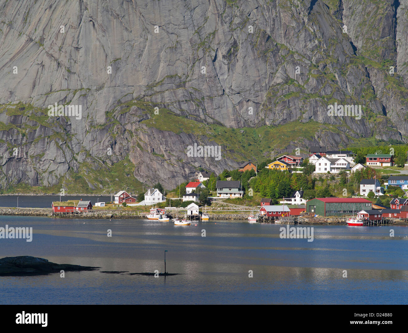 Il grande villaggio di pescatori di Reine sotto i picchi delle Lofoten, arctic Norvegia Foto Stock