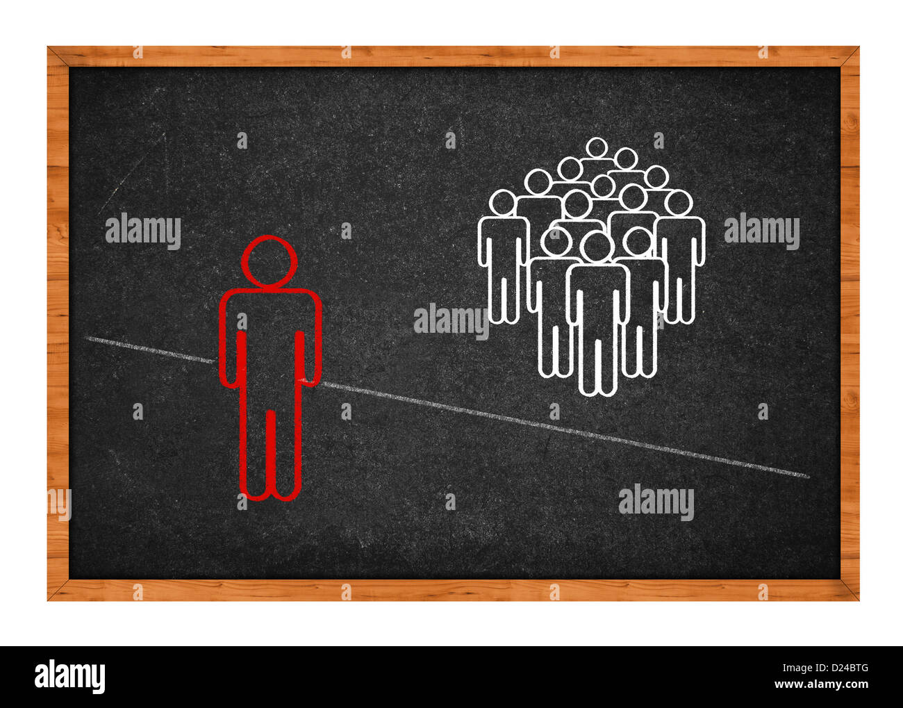 Semplice disegno concettuale su scuola lavagna - uomo espulso dal gruppo, incapace di attraversare la linea che li separa. Foto Stock