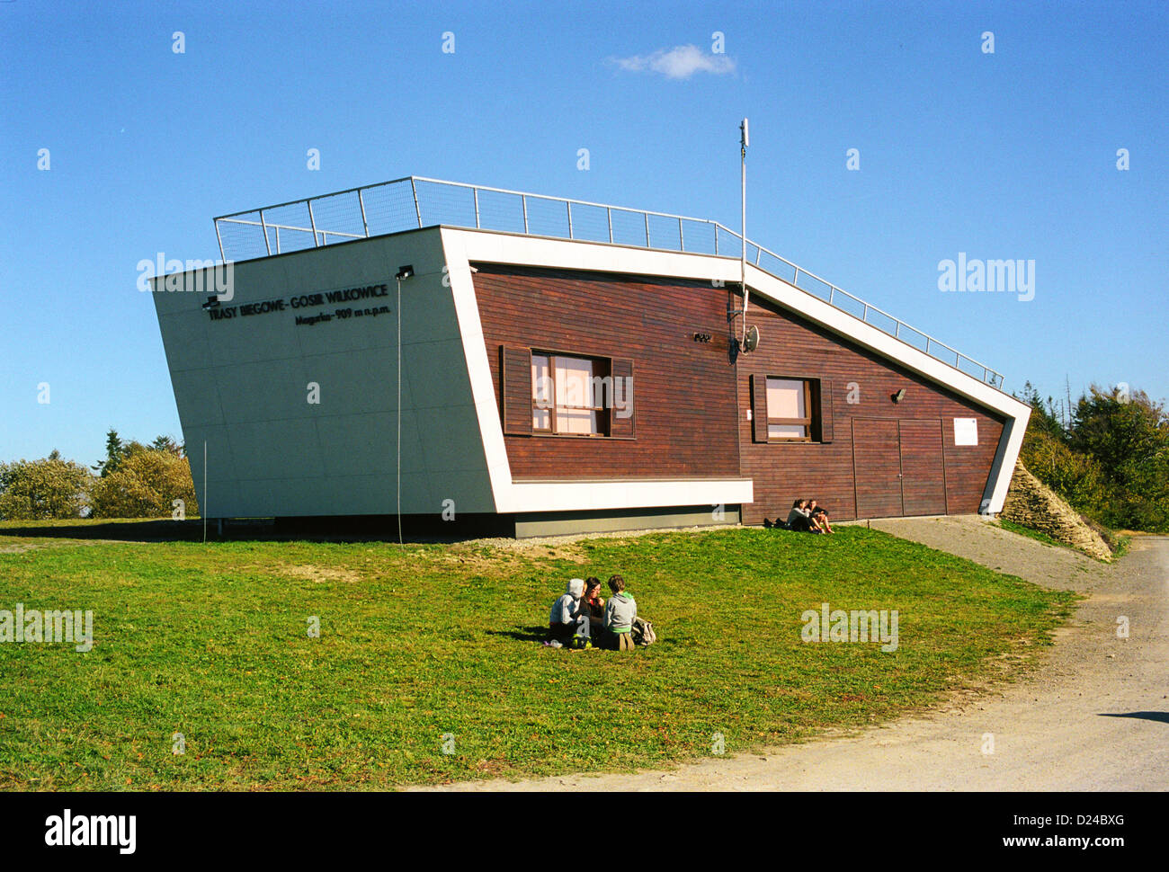 Architettura moderna su Magurka montagna, Beskid Maly, Polonia meridionale sci di fondo trail stazione. Foto Stock