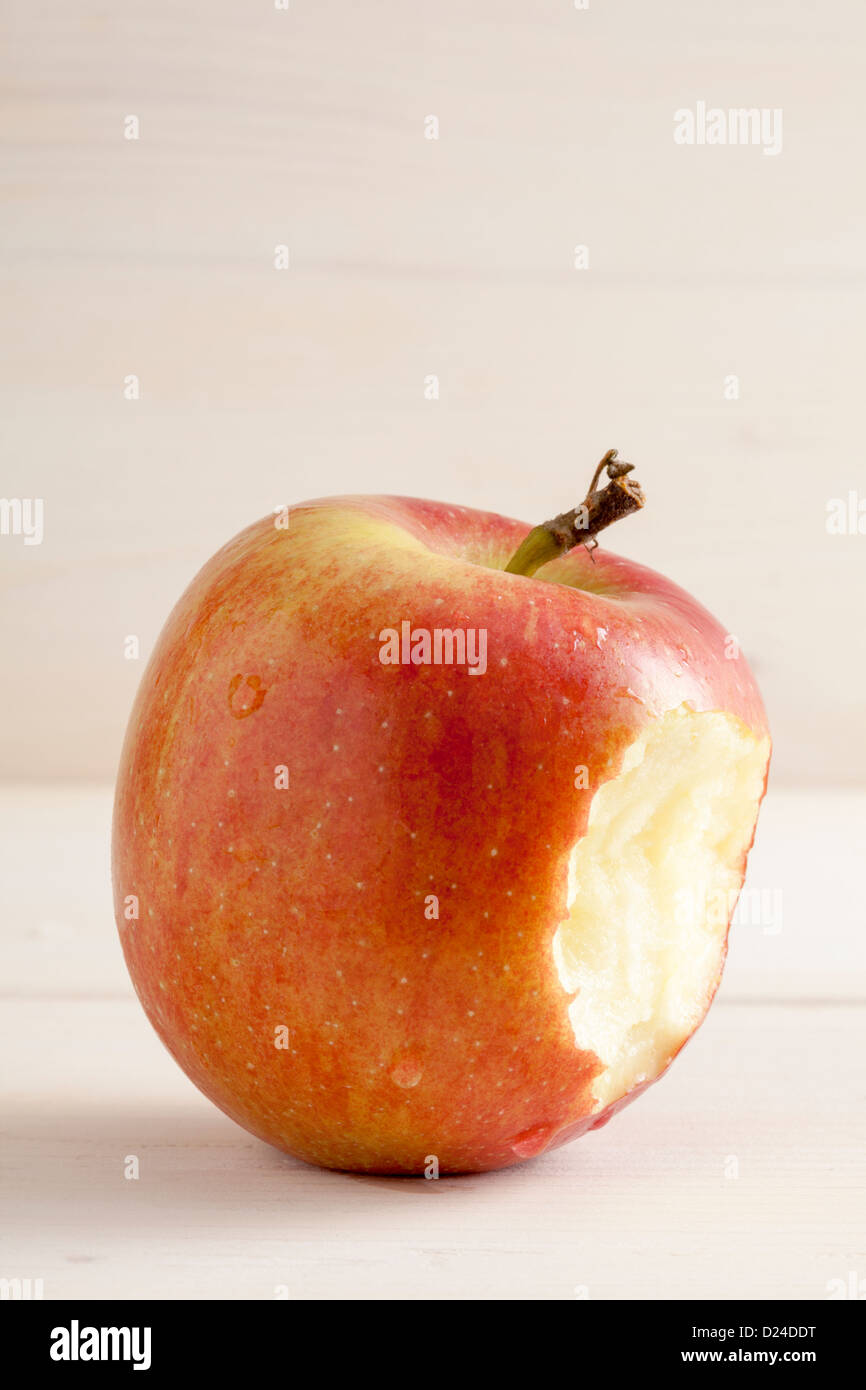 Apple con il morso prelevato Foto Stock