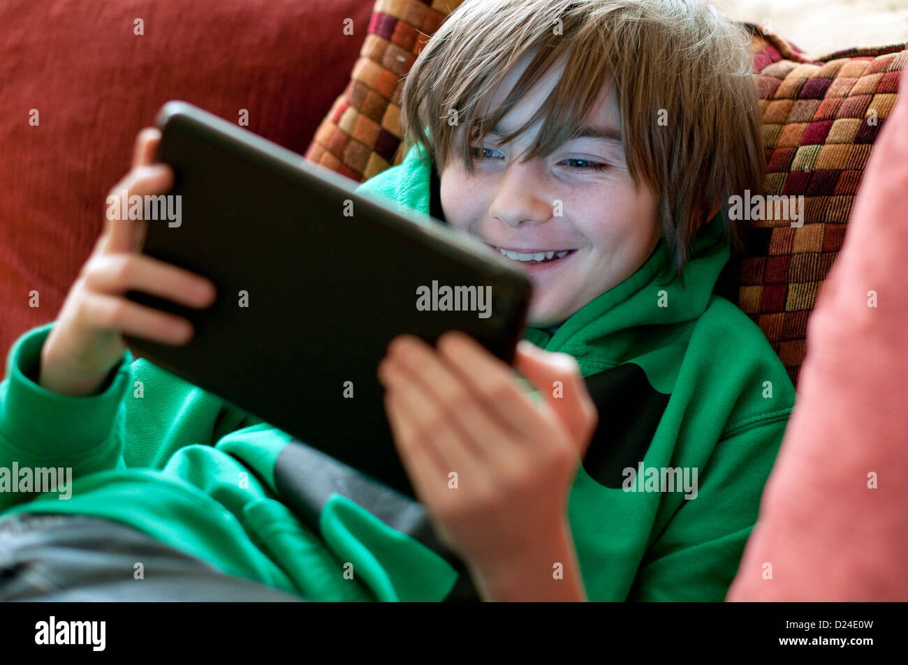 Giovane maschio boy utilizzando ipad mini computer tablet Foto Stock