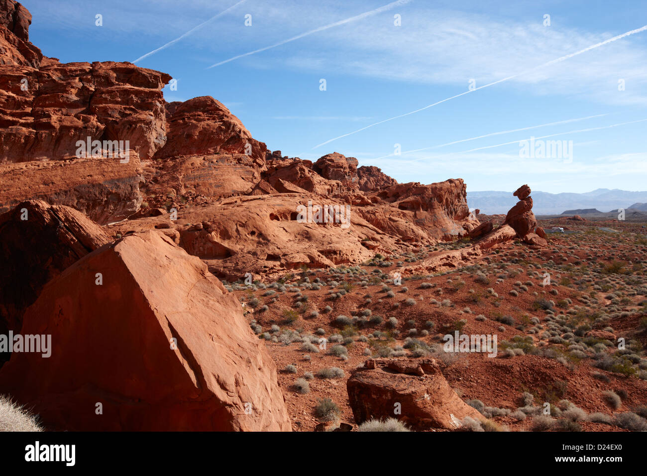 Scogliere di arenaria e il deserto con equilibratura rock sullo sfondo della valle del fuoco del parco statale nevada usa Foto Stock