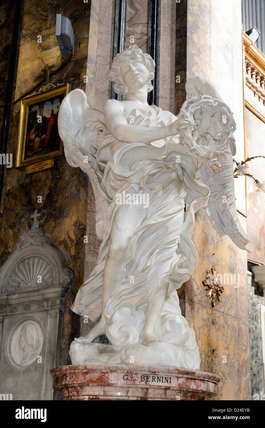 Statua di angelo con la spina corona dal Bernini - Chiesa di Sant'Andrea delle Fratte - Roma, Italia Foto Stock