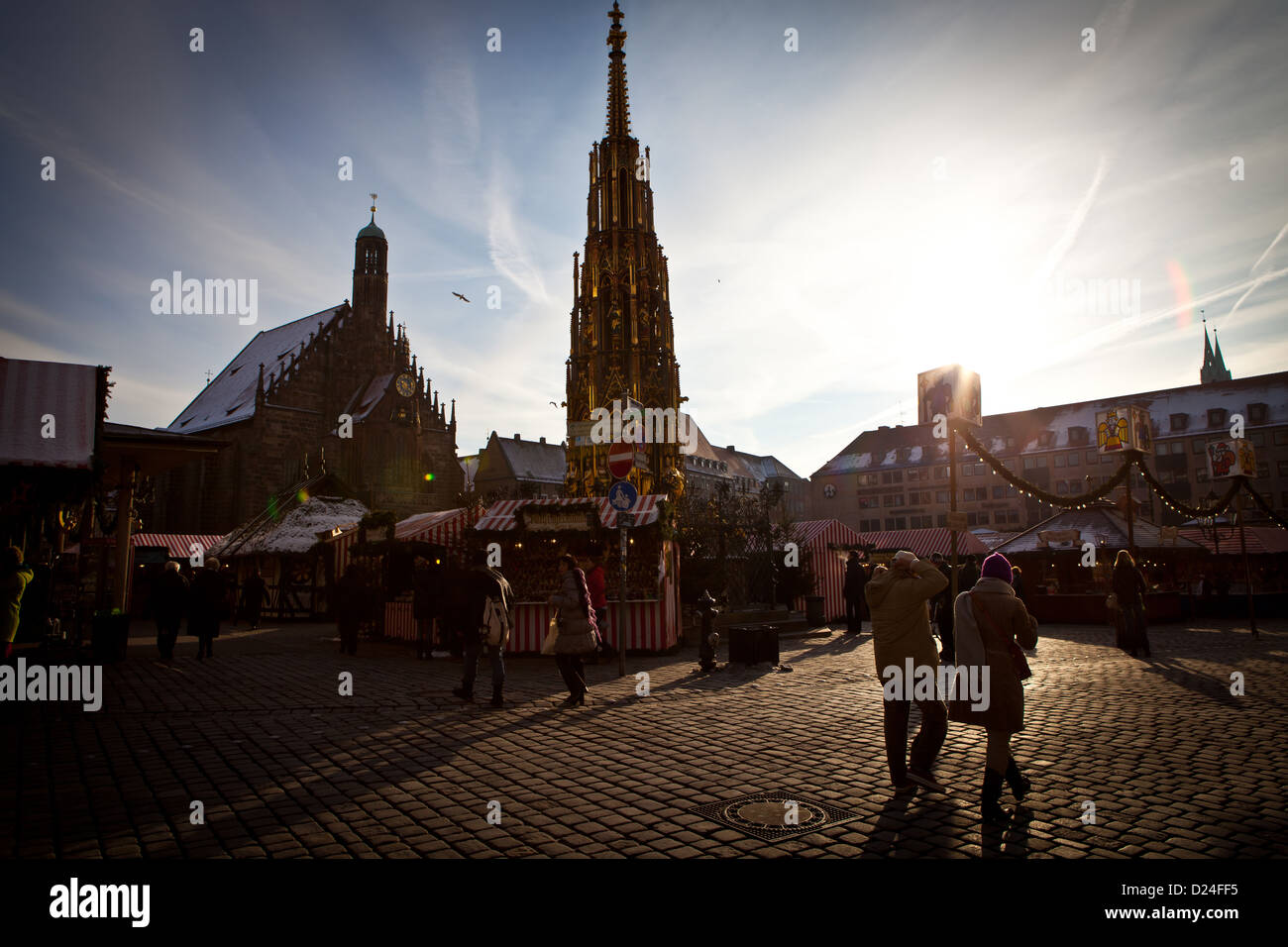 Hauptmarkt Square nella città vecchia di Norimberga durante il Mercatino di Natale Foto Stock