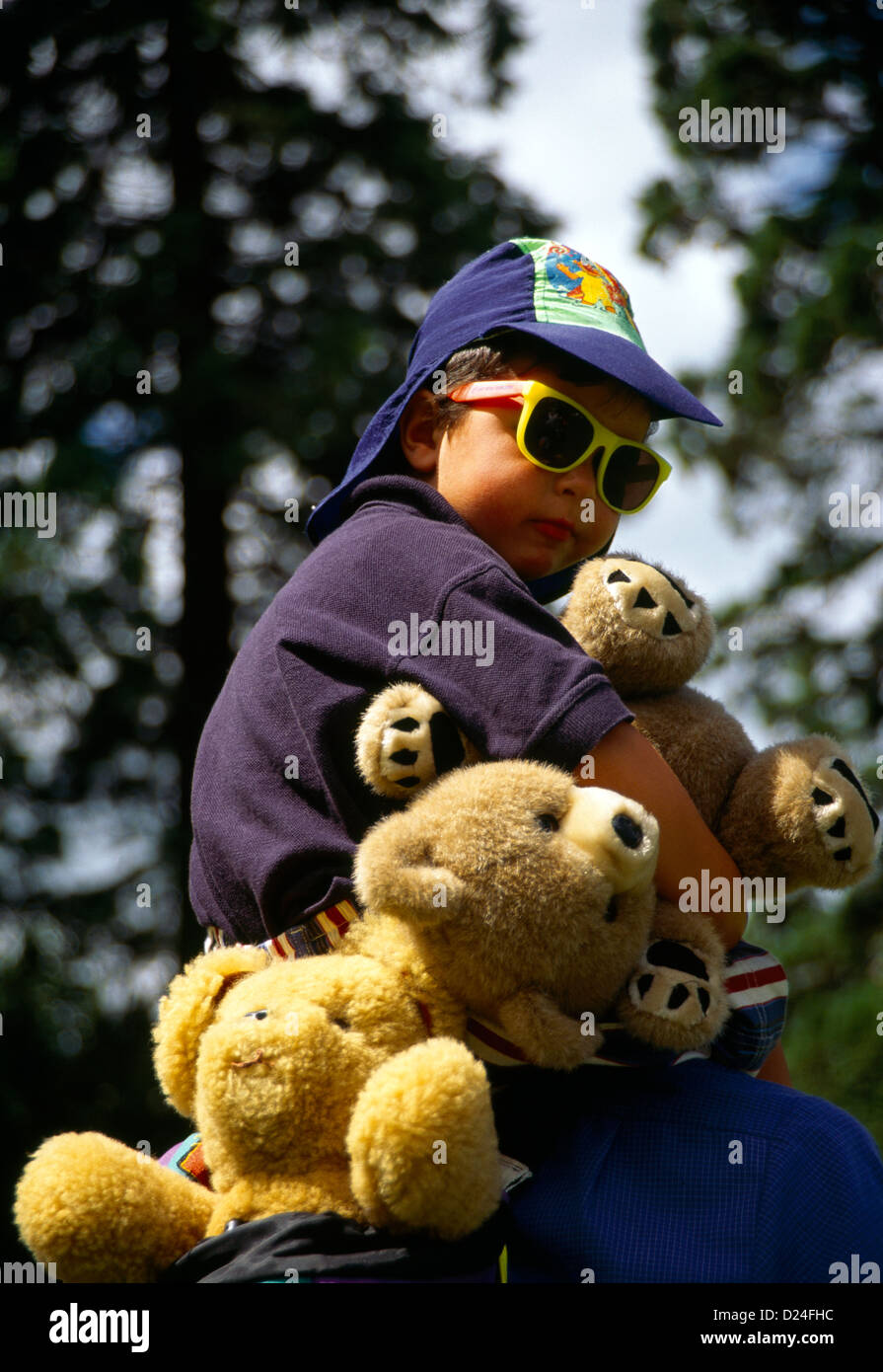 Dunedin in Nuova Zelanda Orsetti Picnic bambino indossando cappello e occhiali da sole Azienda Orsacchiotto Foto Stock