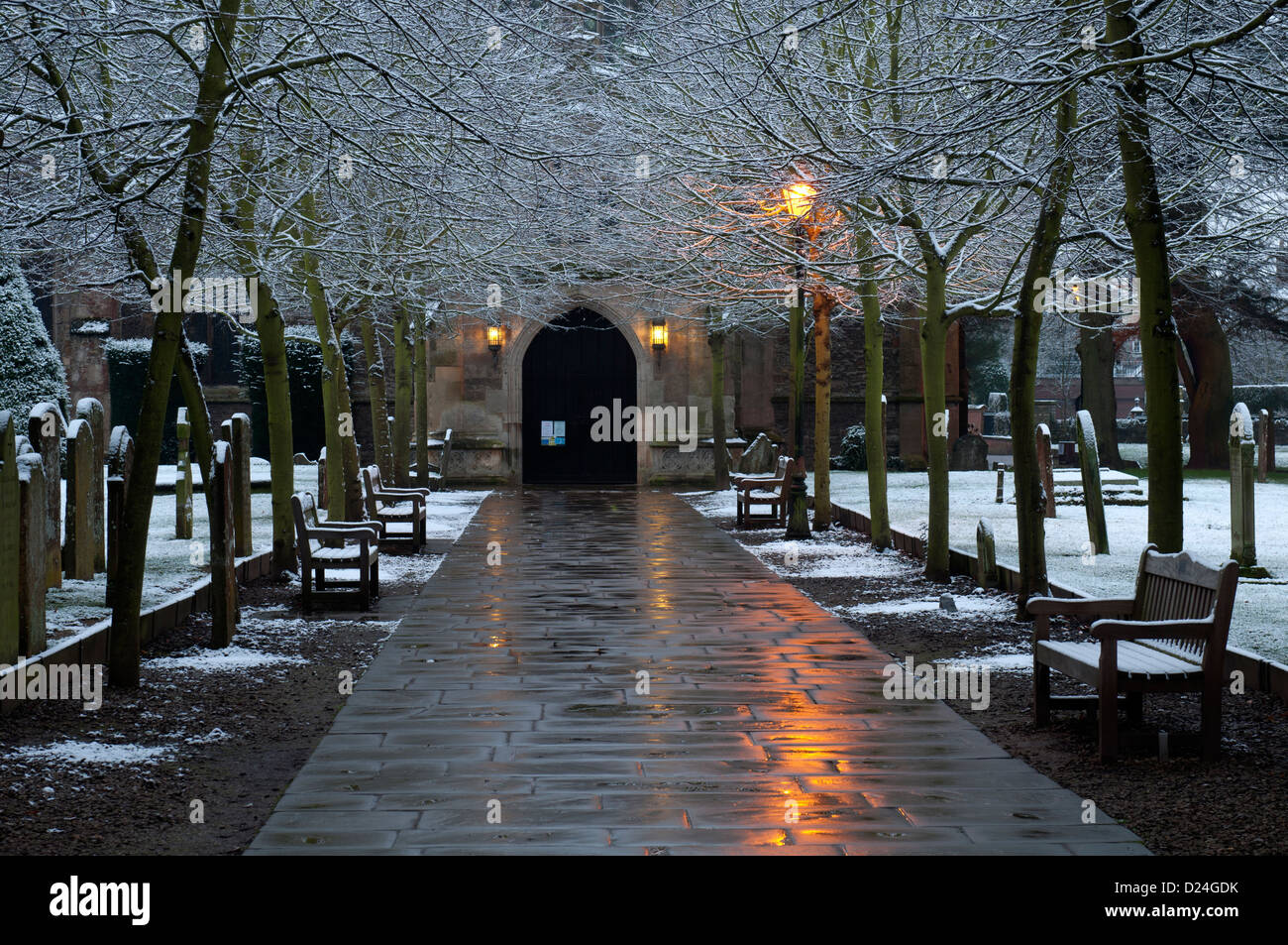 Percorso alla Chiesa della Santa Trinità in inverno, Stratford-upon-Avon, Regno Unito Foto Stock