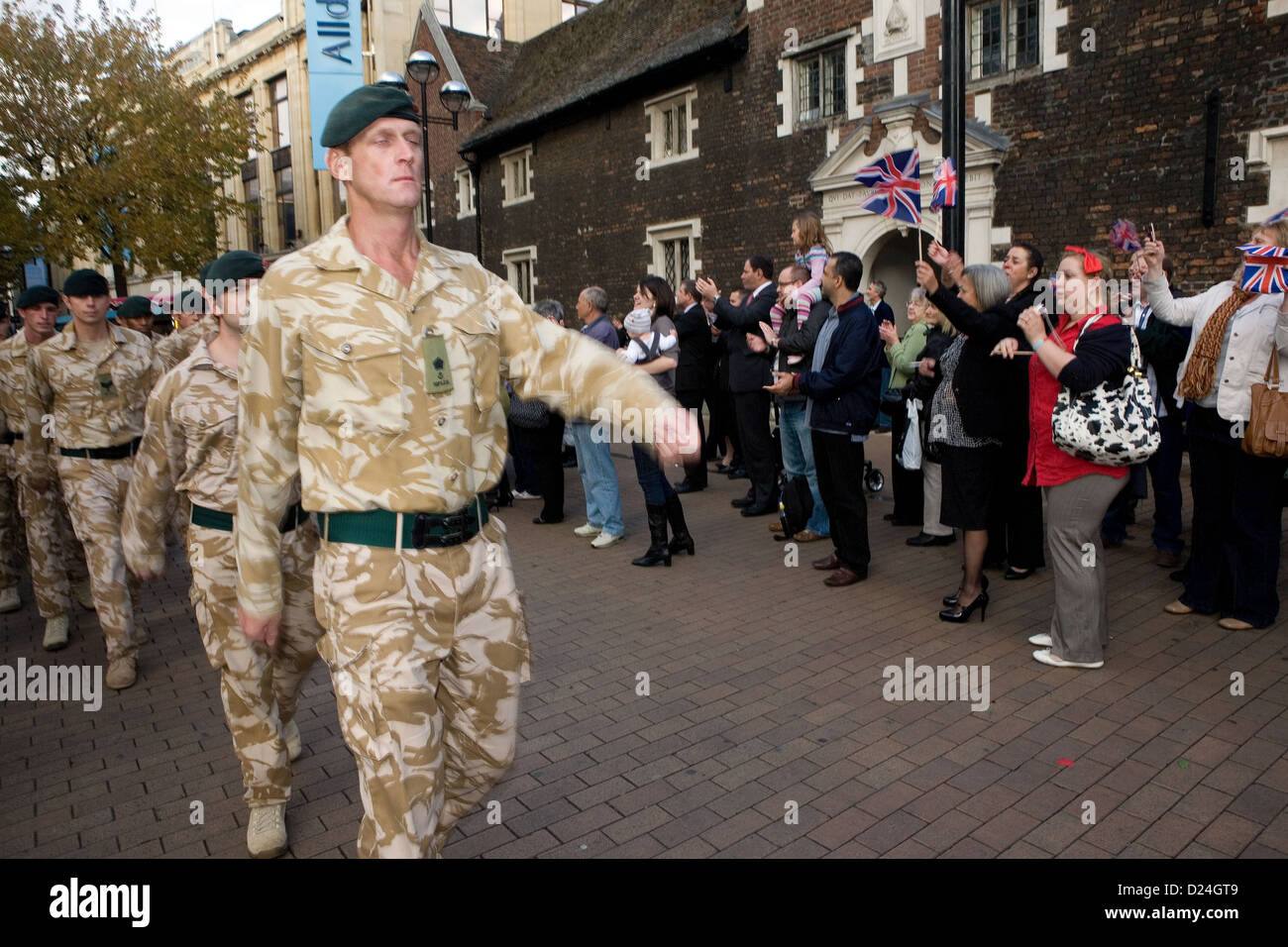 Soldati britannici marching passato immensa folla festante a un welcome home parade. Foto Stock