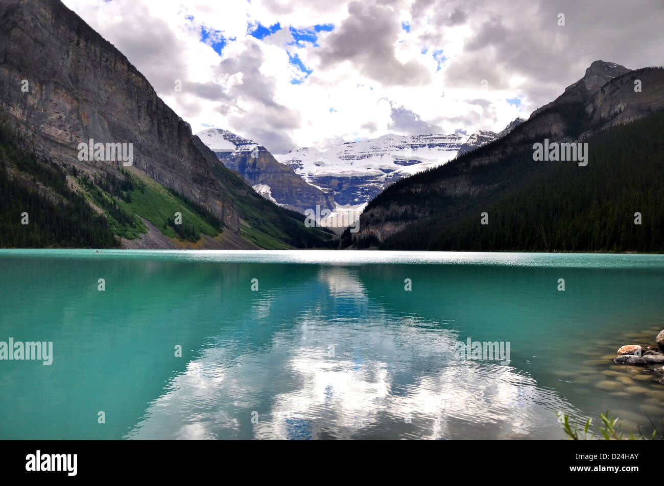 Colori mozzafiato del lago Louise e montagne rocciose Foto Stock
