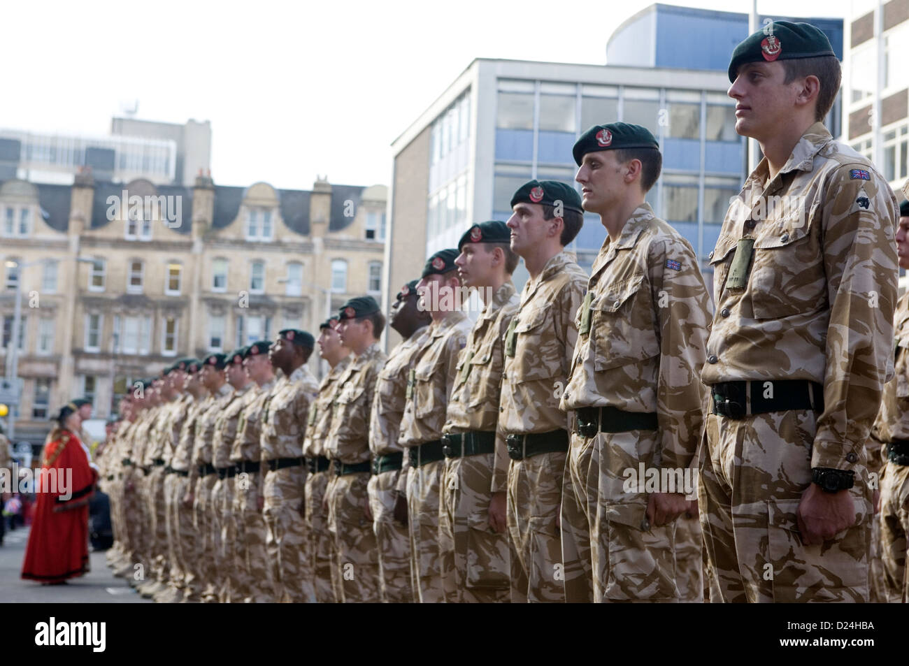 Il sindaco saluto i membri dell'esercito britannico. Foto Stock
