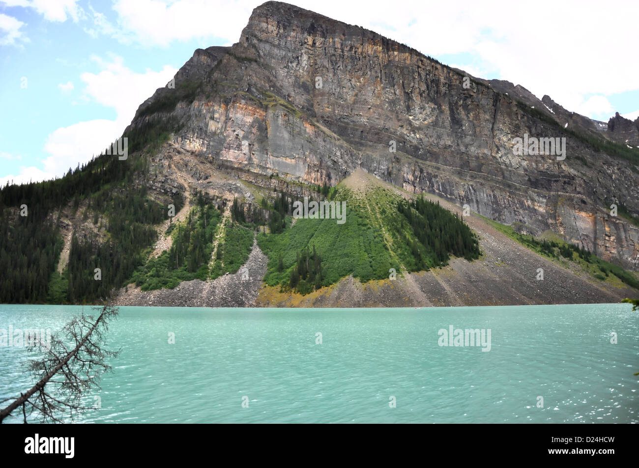 Colori mozzafiato del lago Louise e montagne rocciose Foto Stock