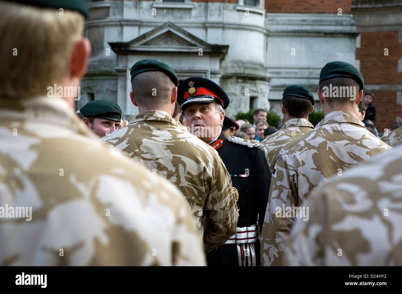 Un funzionario parlando di soldati a un welcome home parade. Foto Stock