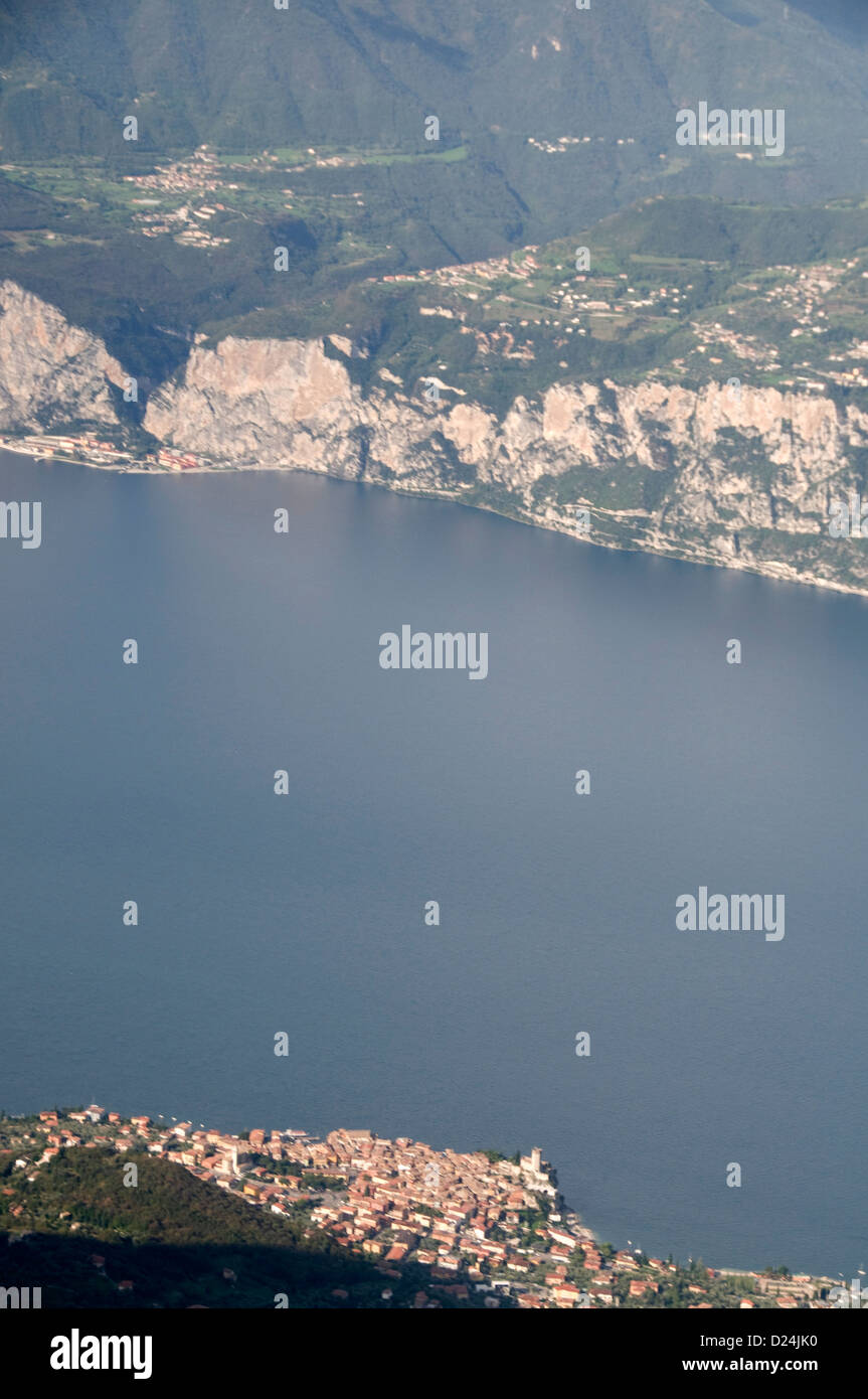 Una vista alta dal Monte Baldo (Monte Baldo) Della città medievale di Malcesine sulla riva orientale Lago di Garda in Veneto, Italia settentrionale Foto Stock