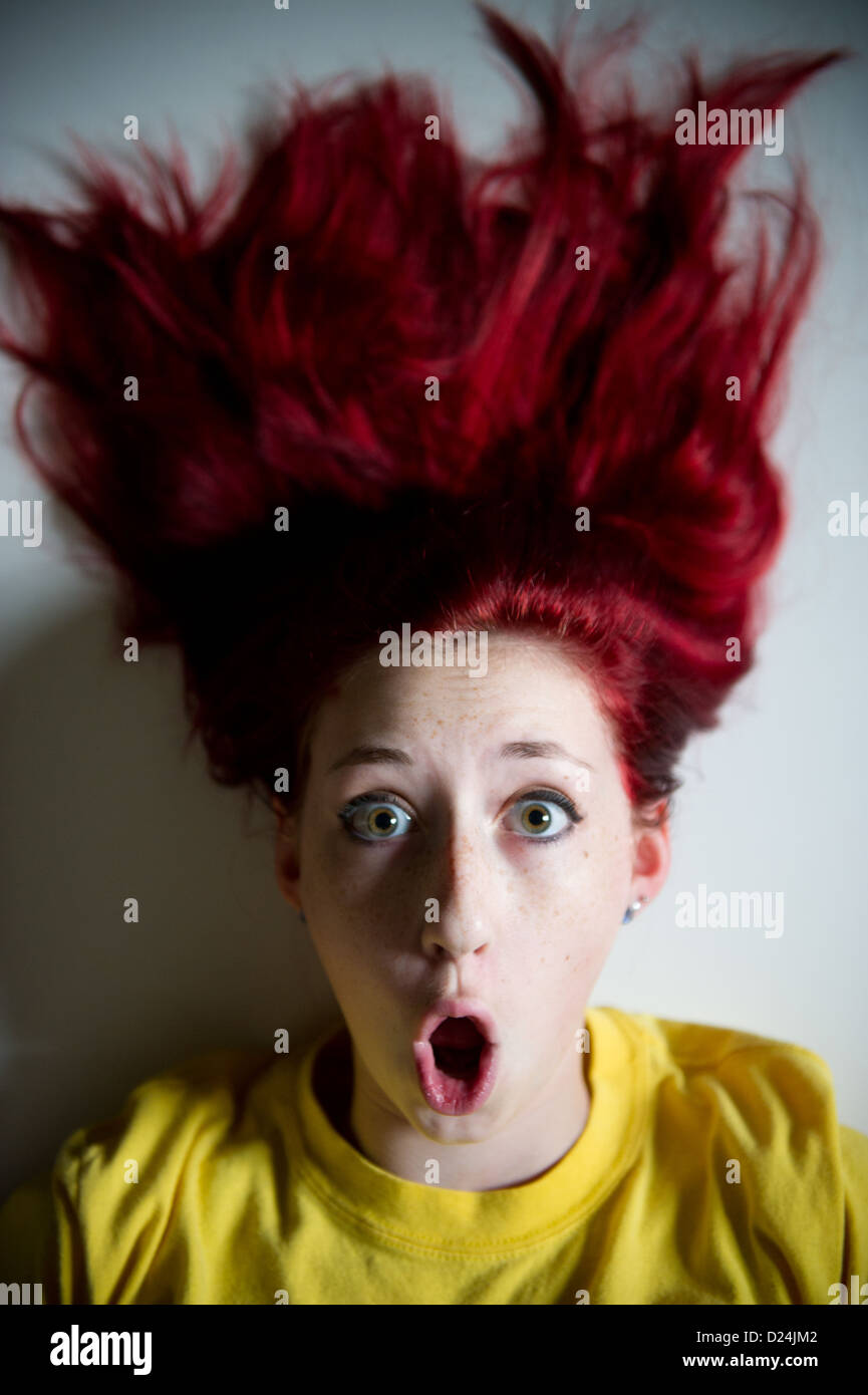 Ragazza giovane con Colorati luminosamente capelli rendendo le espressioni del viso Foto Stock