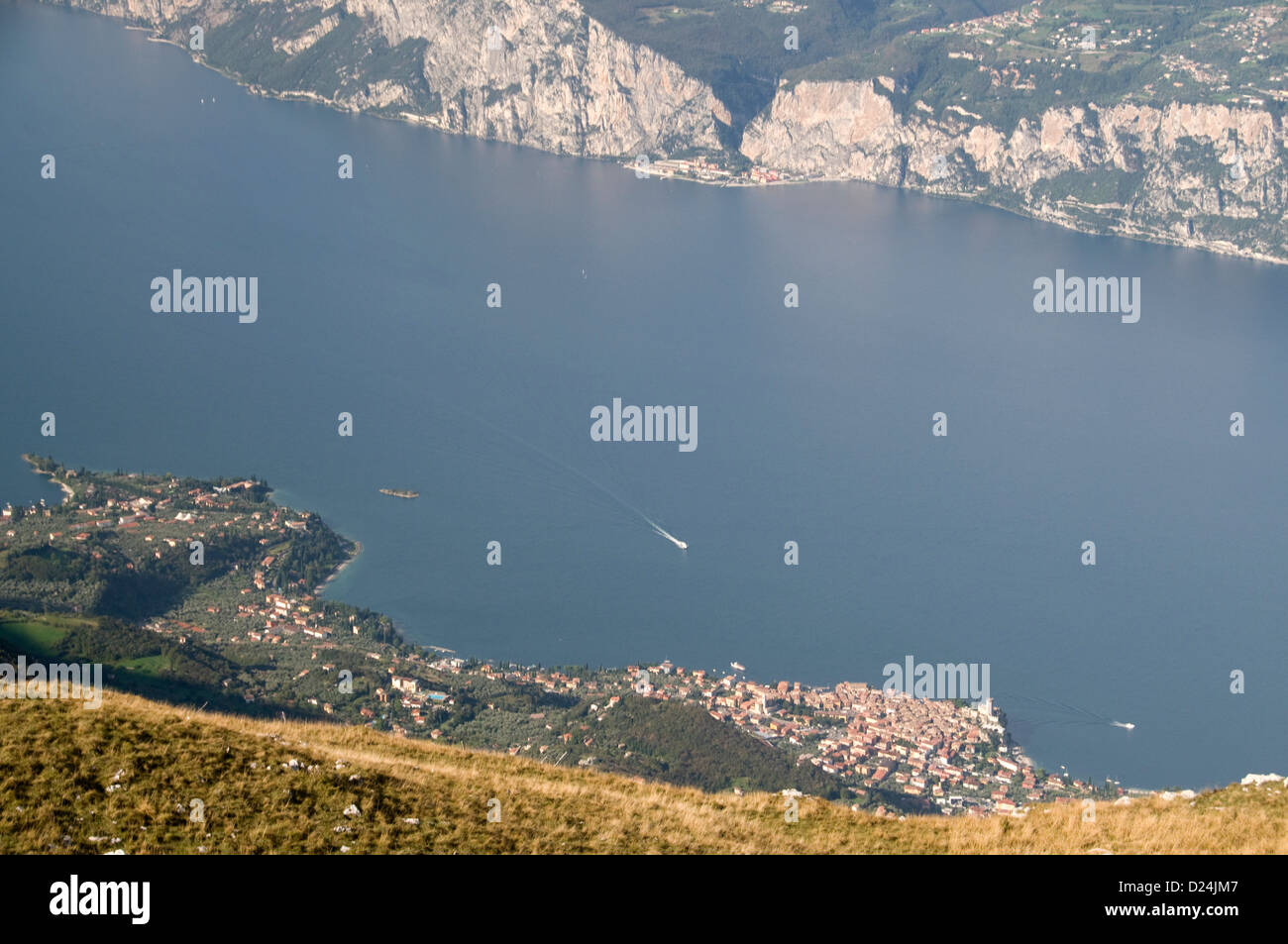 Alto panorama del borgo medievale di Malcesine sulla sponda orientale del Lago di Garda dal Monte Baldo, parte della catena montuosa del Baldo Foto Stock