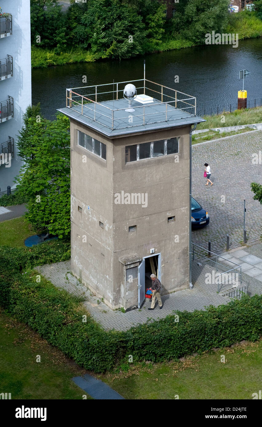 Berlino, Germania, ex torre di vedetta della Germania orientale le truppe di frontiera Foto Stock