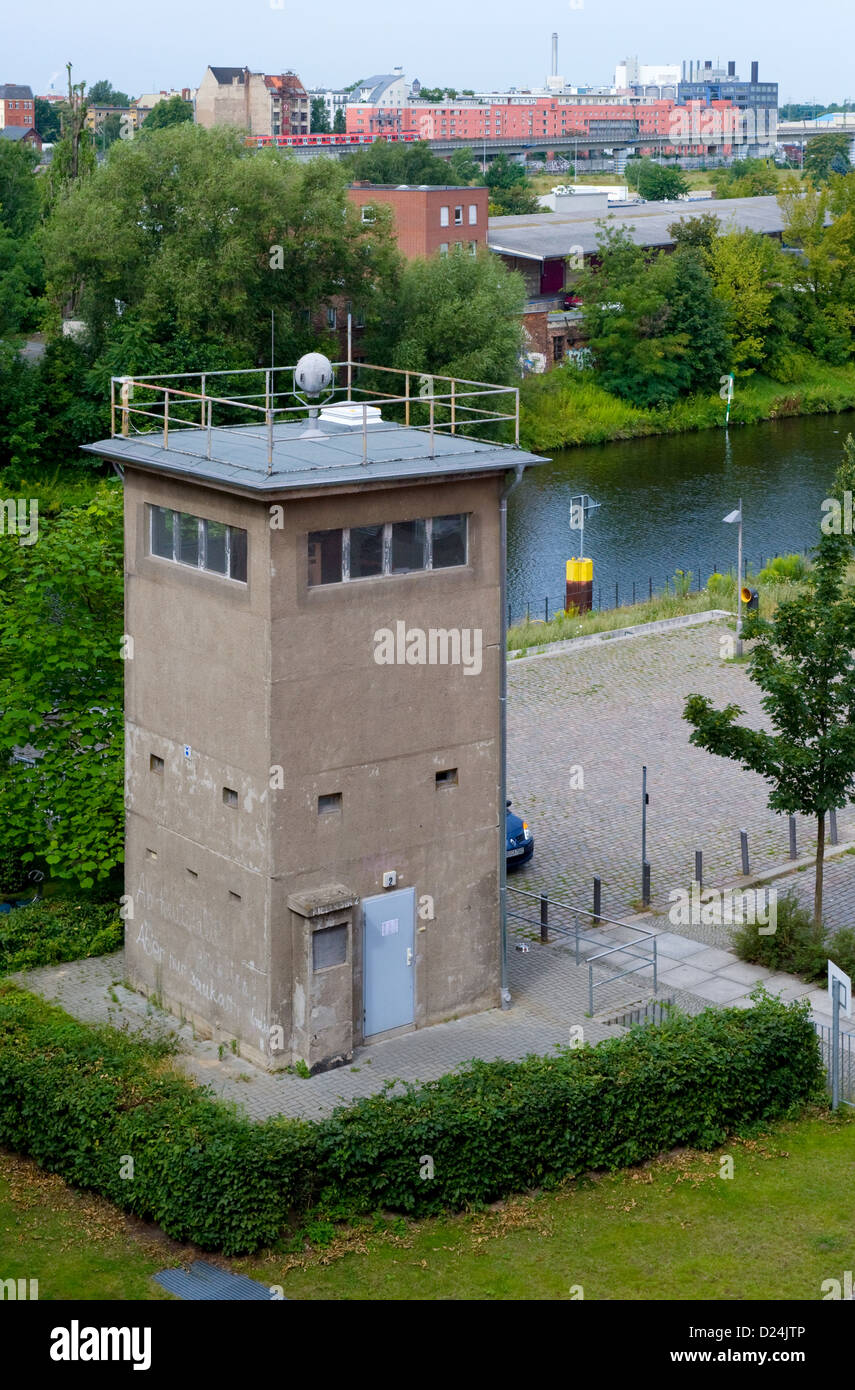 Berlino, Germania, ex torre di vedetta della Germania orientale le truppe di frontiera Foto Stock