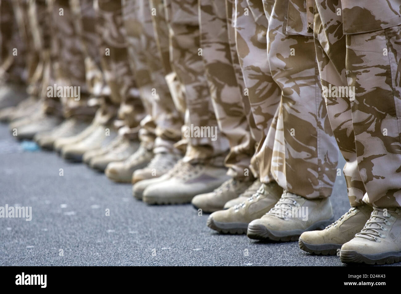 Il deserto camuffato stivali di soldati britannici di ritorno dall' Afghanistan. Foto Stock