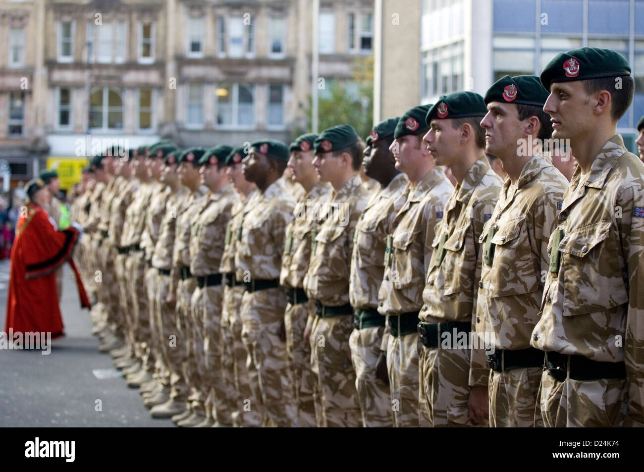 Il sindaco saluto i membri dell'esercito britannico. Foto Stock