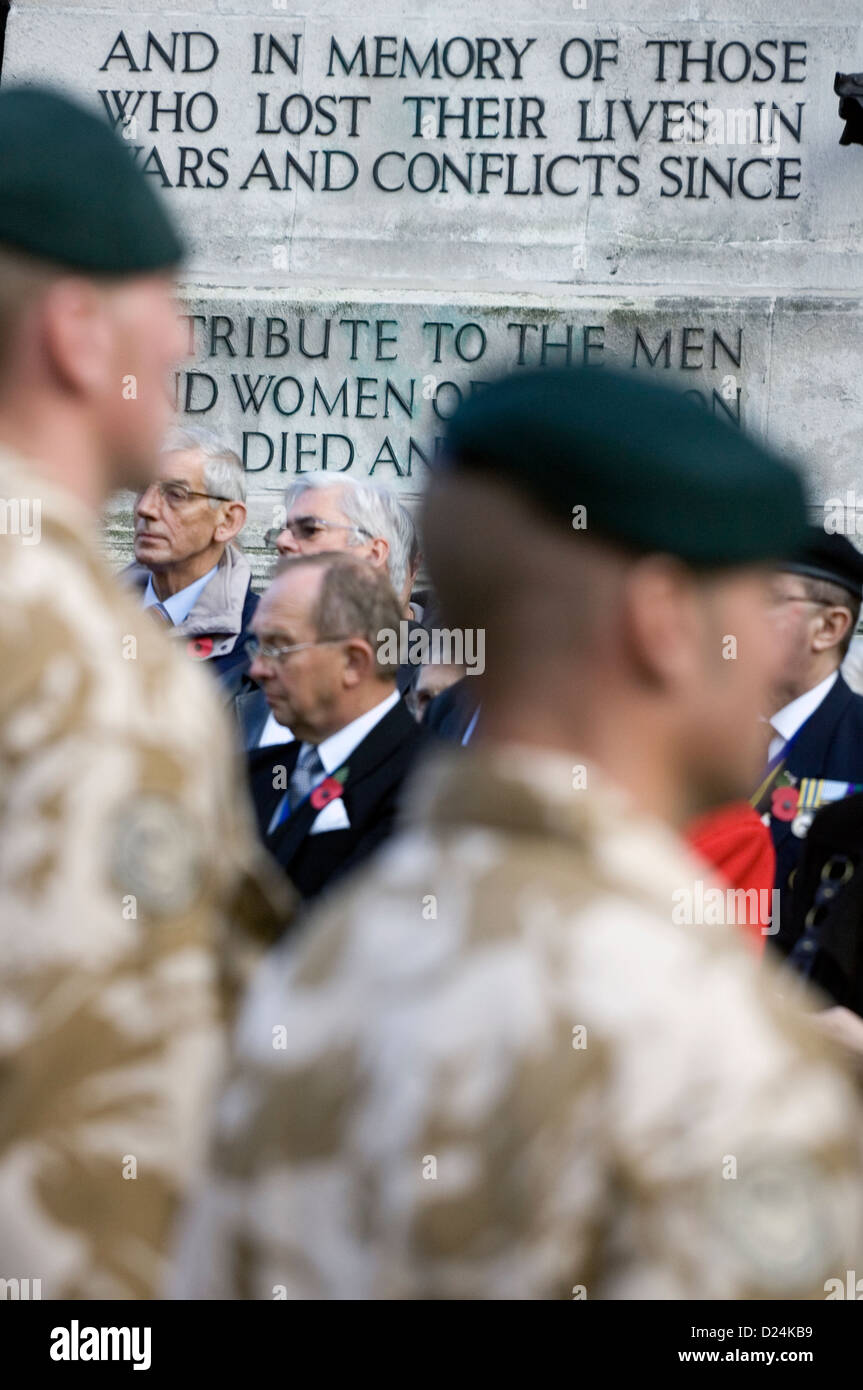 Soldati britannici nel deserto di levigatura di mimetizzazione di fronte un memoriale di guerra. Foto Stock
