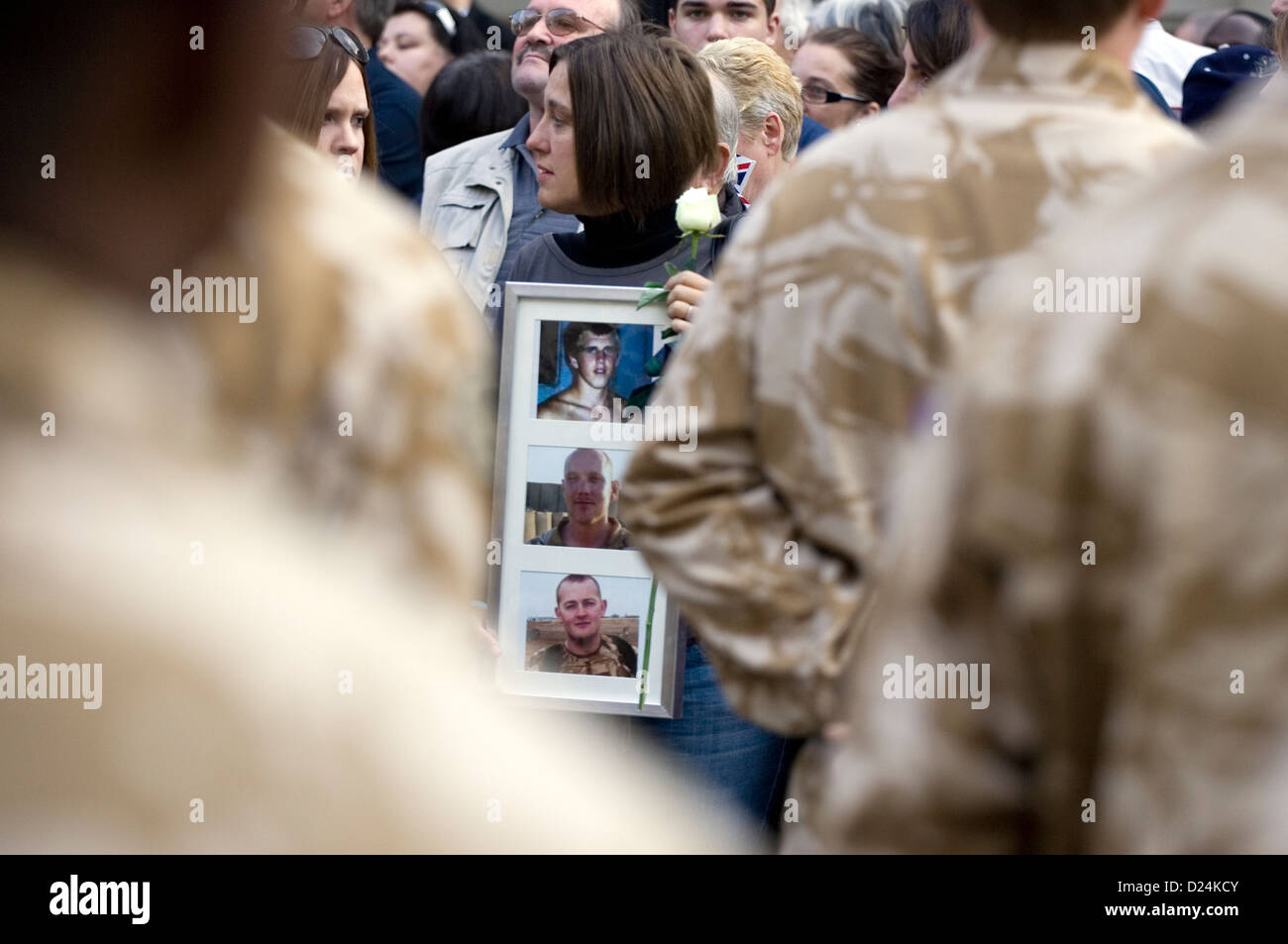 I parenti morti di soldati britannici hanno alzato le loro foto a un welcome home sfilata per i soldati di ritorno dall' Afghanistan. Foto Stock
