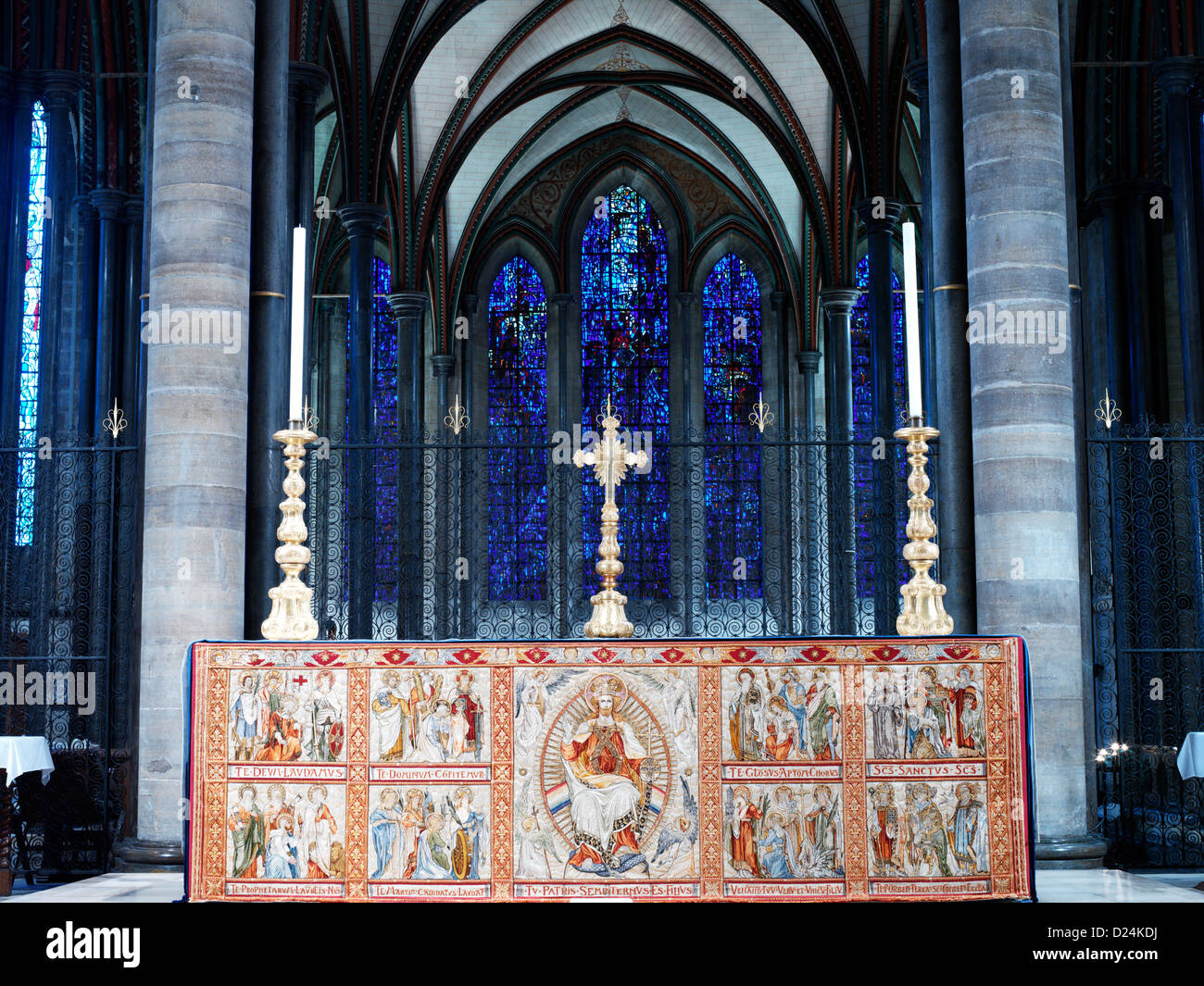 Salisbury Wiltshire, Inghilterra Cattedrale di Salisbury Altare Maggiore e prigioniero di coscienza delle vetrate colorate Foto Stock