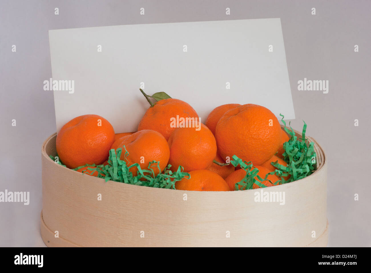 Un round in confezione regalo di mandarini freschi con un messaggio vuoto card Foto Stock