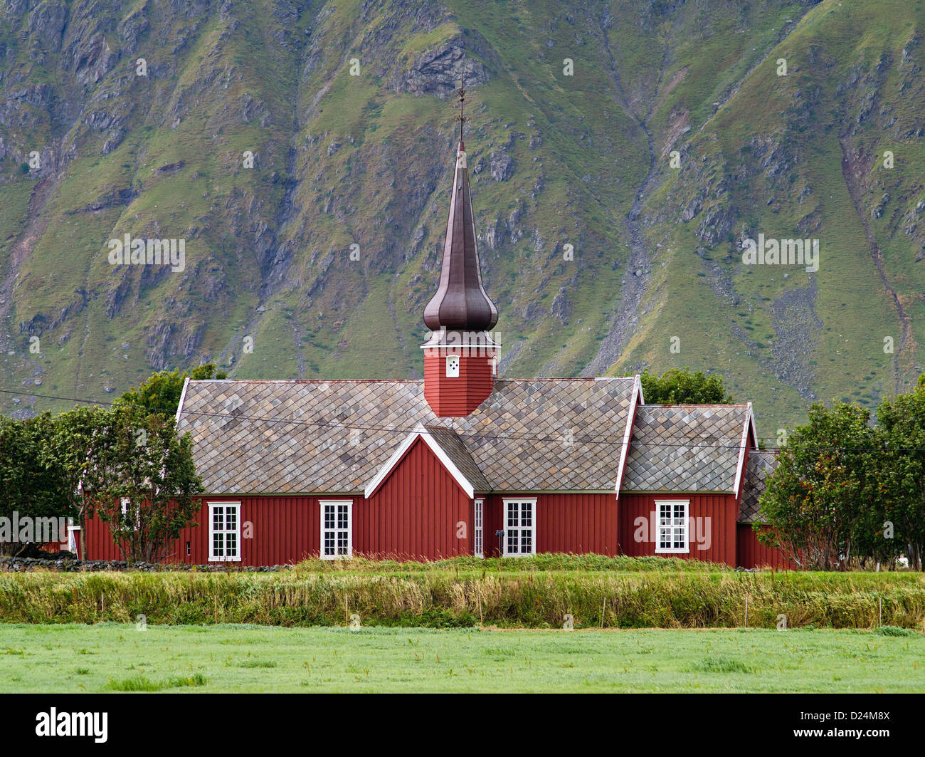 A est di stile Europeo a onion-cupola chiesa di Flakstad, Lofoten, arctic Norvegia Foto Stock