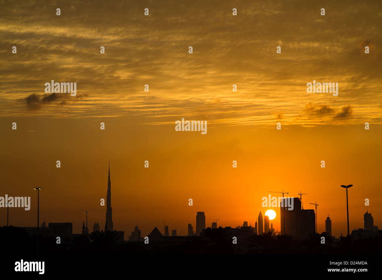 Dubai City skyline, cityscape, al tramonto con il Burj Khalifa Foto Stock