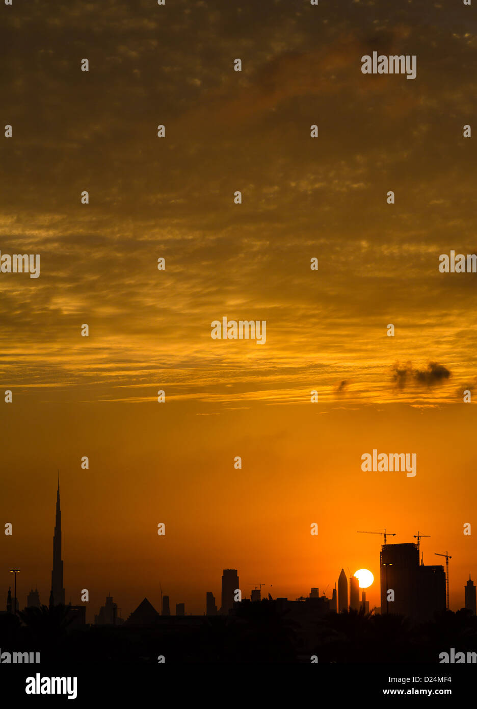 Dubai City skyline, cityscape, al tramonto con il Burj Khalifa Foto Stock