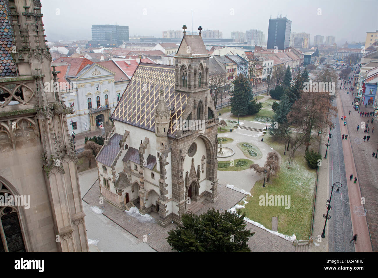 Kosice - Outlook da Santa Elisabetta cattedrale di Saint Michaels cappella e la città in inverno. Foto Stock