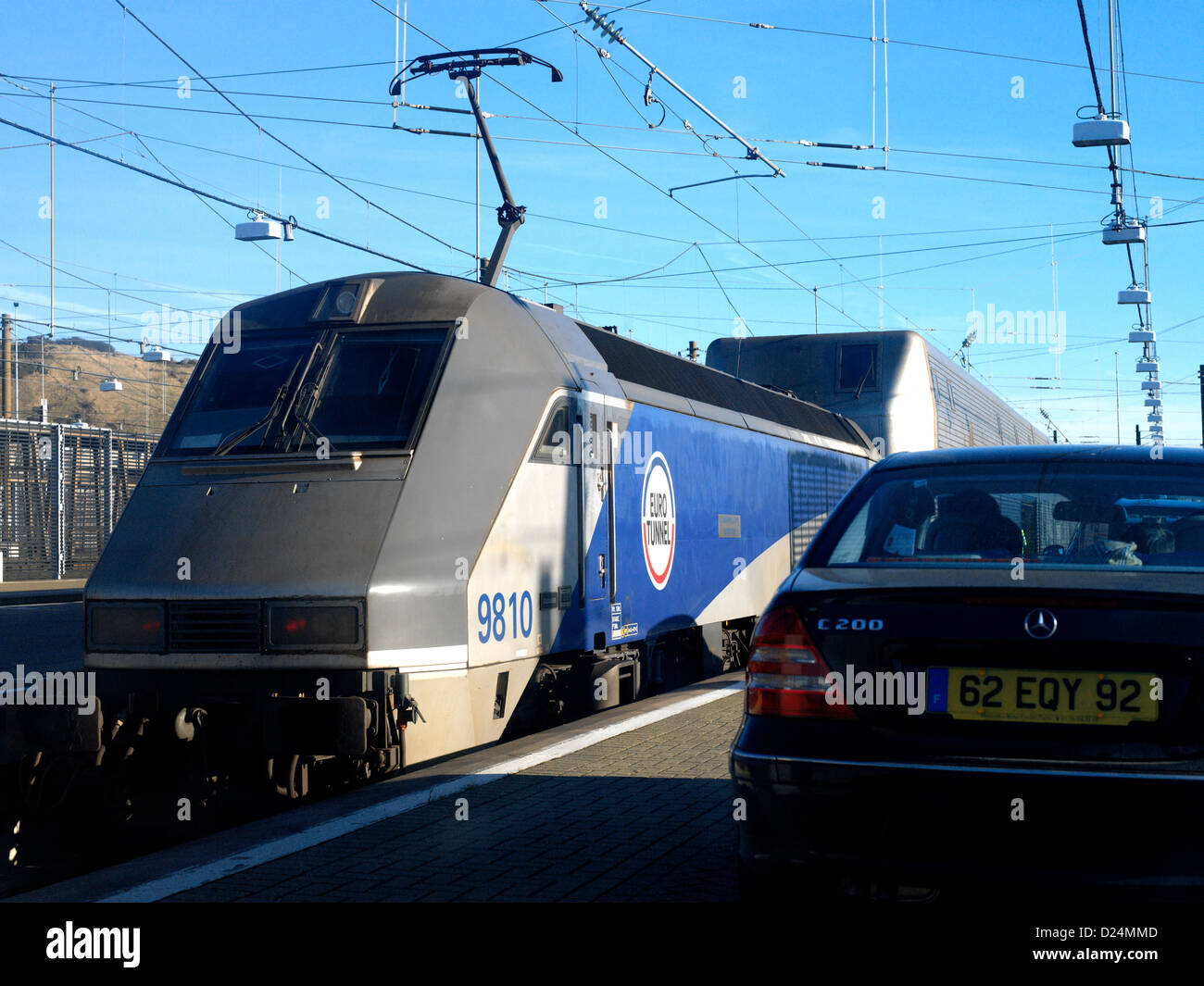 Eurotunnel vetture di salire a bordo della navetta presso Folkestone Kent England Foto Stock