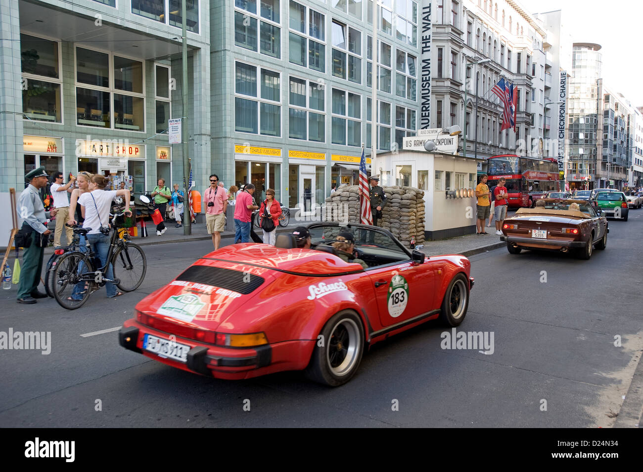Berlino, Germania, il classico rally cars Amburgo al Checkpoint Charlie Foto Stock