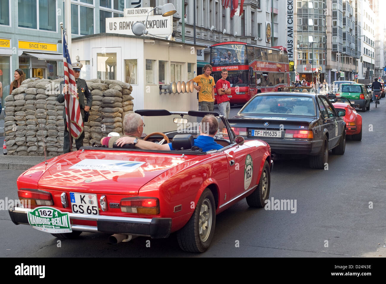 Berlino, Germania, il classico rally cars Amburgo, Berlino al Checkpoint Charlie Foto Stock